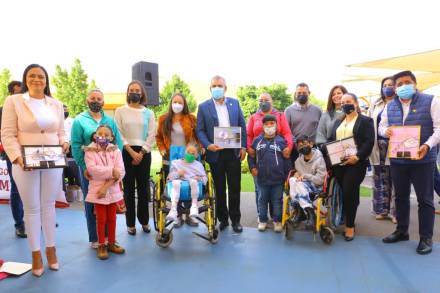 Entregan Alfredo Ramírez Bedolla y Secretaría del Bienestar carnet de atención gratuita a menores con discapacidad 