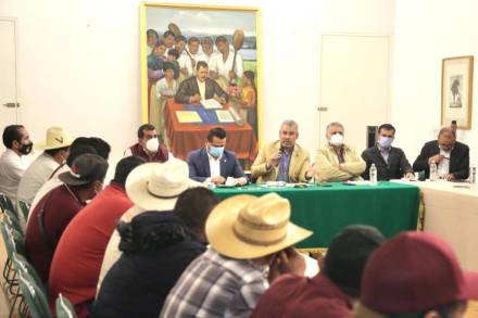 El Gobernador de Michoacán  e integrantes del gabinete, atienden necesidades de pueblos indígenas 