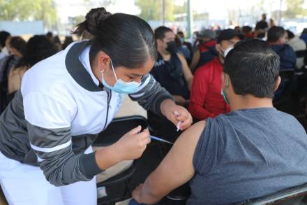 Más de 37 mil vacunados, en primer día de jornada de refuerzo para maestros 