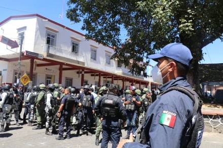 Autoridades estatales y federales ingresan a Nuevo San Juan; hay 32 detenidos 