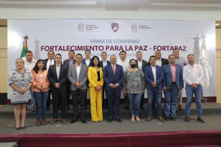 Alfredo Ramírez Bedolla firma convenio con 19 municipios que se suman al Fortapaz 