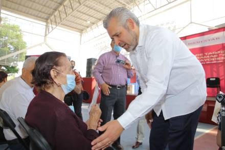 Alfredo Ramírez Bedolla entrega tarjetas del Gobierno de México para pensión a adultos mayores 