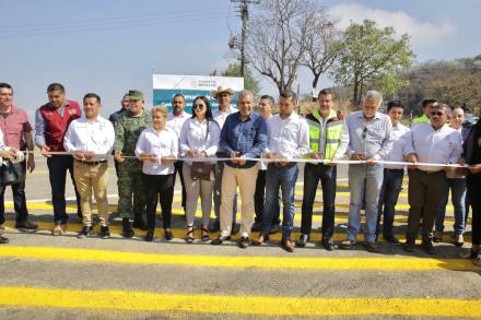 Inaugura Alfredo Ramírez Bedolla rehabilitación de tramo carretero en Chinicuila 