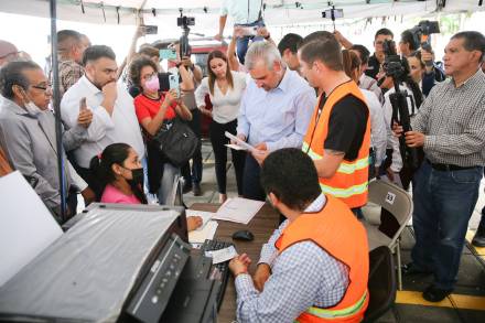 Visita Bedolla módulo de regularización de vehículos extranjeros en Uruapan 