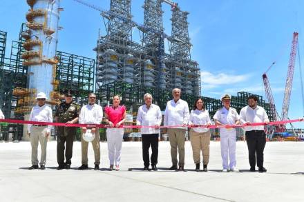 AMLO Inaugura primera etapa de la refinería Olmeca en Dos Bocas 