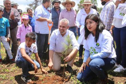Firma Ramírez Bedolla primera declaratoria de Zona de Restauración Ambiental en el cerro El Cobrero 