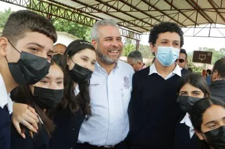Ramírez Bedolla entrega apoyos de La Escuela es Nuestra en Tocumbo 