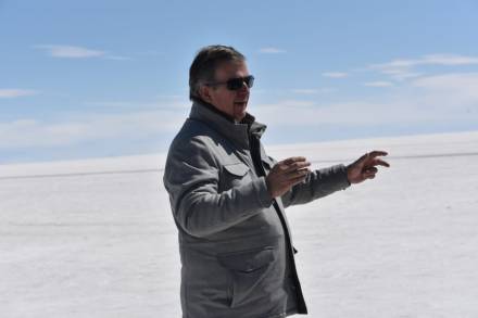 El canciller Marcelo Ebrard visita el salar de Uyuni en Bolivia, el mayor yacimiento de litio en el mundo 