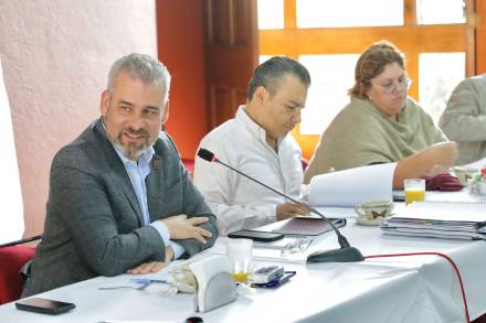 Afina gobernador agenda legislativa con diputados de Morena 