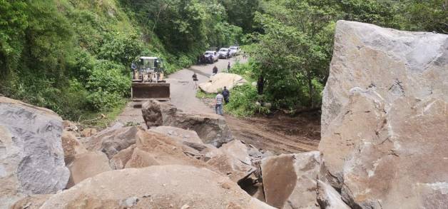 Registra SCOP más de 150 derrumbes en carretera Coalcomán - Aquila 
