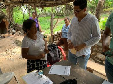 IAM entrega apoyos a artesanos de la Costa Sierra de Michoacán  