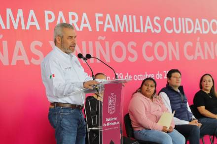 Entrega Alfredo Ramírez Bedolla apoyos económicos a familias cuidadoras de niñas y niños con cáncer 