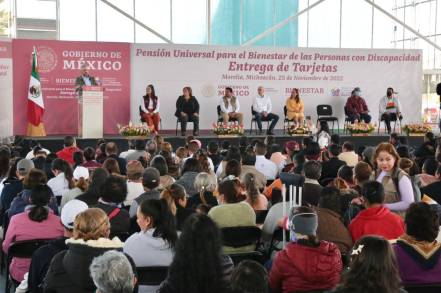 Ramírez Bedolla y Gobierno de México entregan tarjetas de Pensión para Personas con Discapacidad 