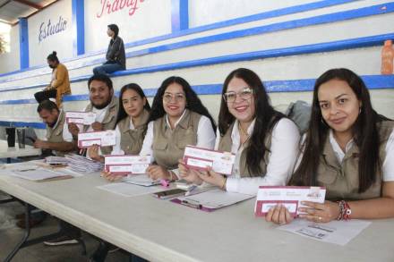Entregan tercer remesa de apoyos de La Escuela es Nuestra en Michoacán 