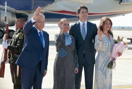 En el AIFA, el  Presidente de México AMLO recibe al primer ministro de Canadá 