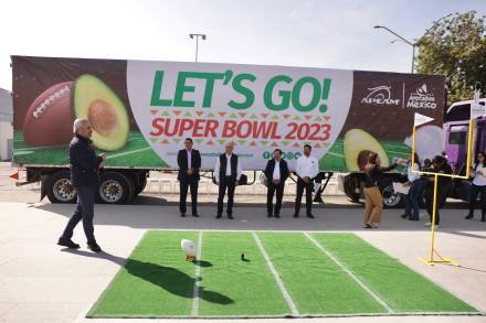 Alfredo Ramírez Bedolla y APEAM dan  inicial a exportación de Aguacate Michoacano para el Super Bowl 