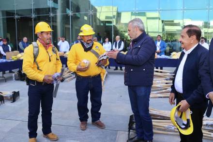 Participa Alfredo Ramírez Bedolla en la entrega de equipo para brigadas contra incendios de APEAM 