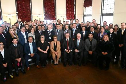 Marcelo Ebrard y la alcaldesa de Los Ãngeles se reúnen con 50 alcaldes de 22 estados de la República 
