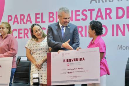 Alfredo Ramírez Bedolla entrega apoyos a mujeres que padecen cáncer; no están solas, alienta el Gobernador Michoacano