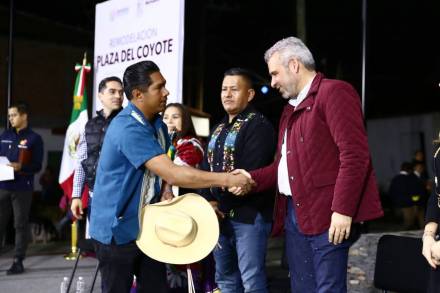 Inaugura Alfredo Ramírez Bedolla remodelación de plaza pública en Ihuatzio 
