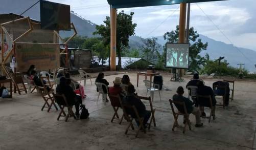 Llevan programa de cine a Aguililla Michoacán para promover la Paz 
