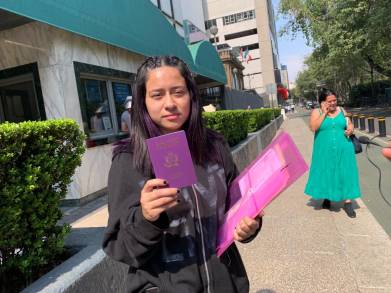  Renuevan pasaporte a hermana de Ana Fernanda Basaldua, la soldado hallada muerta en Texas: Semigrante  