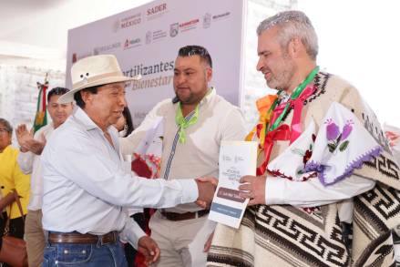 Entrega Alfredo Ramírez Bedolla fertilizante gratuito a mil 400 productores del campo en la Meseta Purépecha 