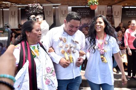 Participa Secum en tradicional desfile del Tianguis Artesanal de Uruapan 