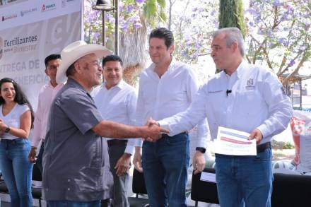 Entrega Gobernador fertilizante a 3 mil 250 productores de la región Morelia 