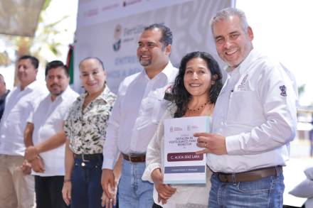 Alfredo Ramírez Bedolla y federación entregan más fertilizantes de los repartidos por pasada administración 