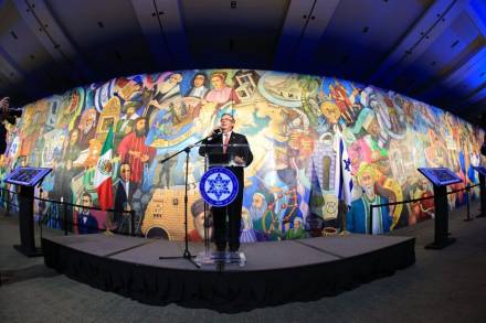 El canciller Marcelo Ebrard es invitado por la comunidad judía en México a la presentación de Mural Histórico Am Yisrael Chai del artista mexicano Julio Carrasco