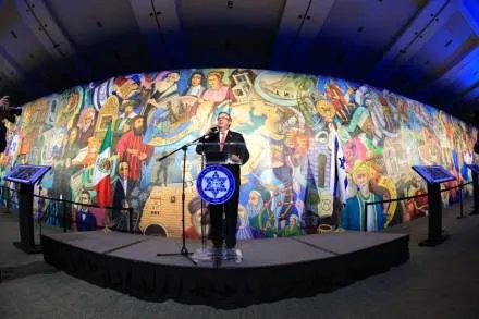 El canciller Marcelo Ebrard es invitado por la comunidad judía en México a la presentación de Mural Histórico Am Yisrael Chai del artista mexicano Julio Carrasco