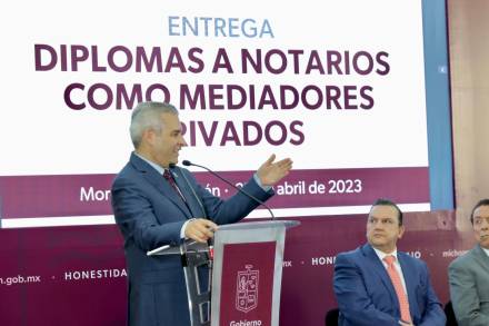 Entrega Ramírez Bedolla certificación a Notarios como Conciliadores 