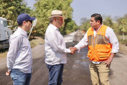 Supervisa Ramírez Bedolla obra carretera en Apatzingán* 