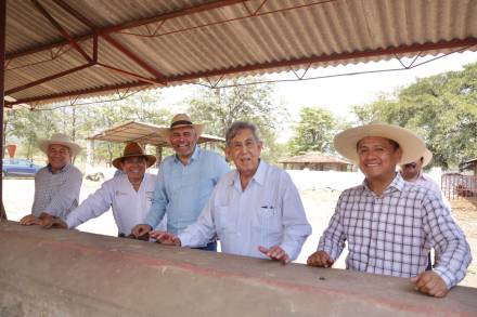 Ramírez Bedolla y Cuauhtémoc Cárdenas visitan rancho ganadero de Tipítaro 