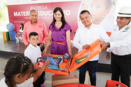 Encabeza  Carlos Torres Piña y Gabriela Molina  entrega de Material en Escuelas de Coahuayana Michoacán por más de 25 mdp 