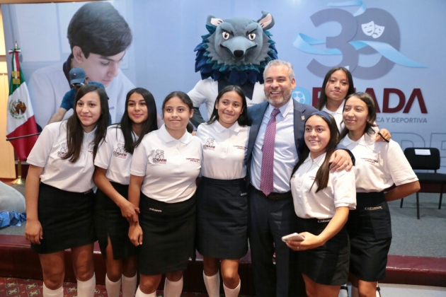 Entrega Alfredo Ramírez Bedolla reconocimientos a estudiantes de Cobaem 