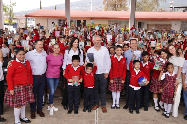 Alfredo Ramírez Bedolla beneficia escuelas de Los Reyes con más de 5 mdp en material educativo 