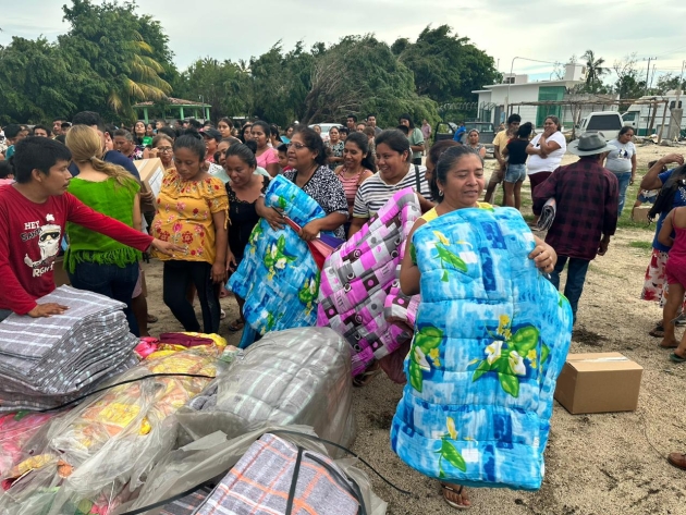 Gobierno de Michoacán entrega ayuda a familias afectadas por huracán Beatriz 
