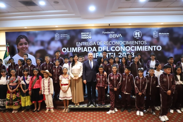 El Gobierno de Michoacán entrega becas y tabletas a ganadores de Olimpiada Infantil 