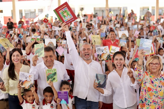 Alfredo Ramírez Bedolla fortalece históricamente la educación en Apatzingán 