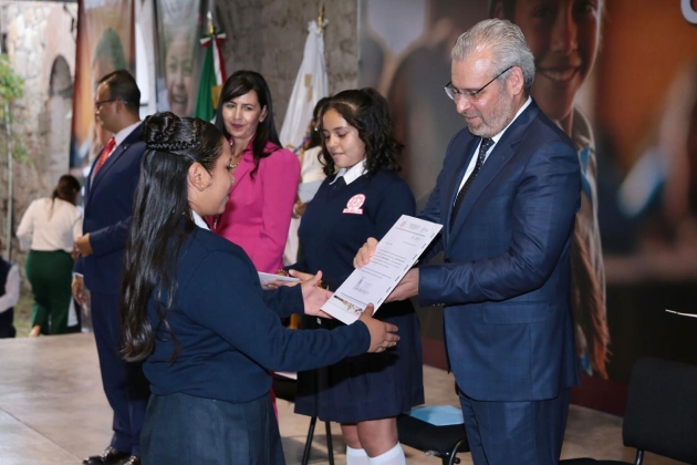 Ciclo escolar completo, gracias a la fuerza y vocación de las y los maestros: Ramírez Bedolla 