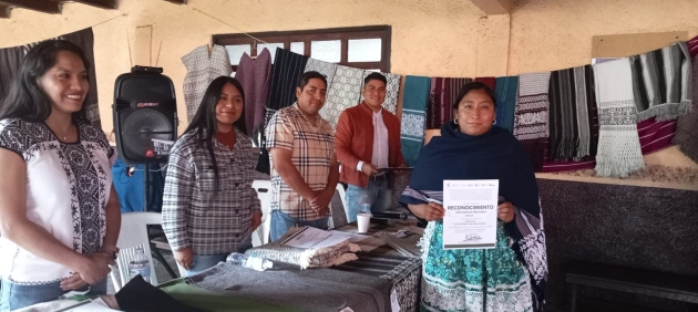 El Instituto del Artesano Michoacano premia a 31 Artesanas Textileras de Angahuan 