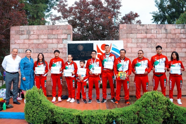 Reconoce IMCUFIDE a delegación moreliana de Karate por sus medallas en Escocia 