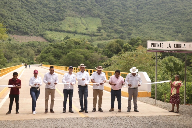 Inaugura Ramírez Bedolla puente La Cuirla; obra que conecta a 8 comunidades de Aquila 