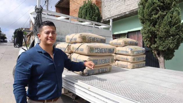 Entrega el Dip.  Víctor Zurita cemento a familias de la colonia Buenos Aires, Michoacán 
