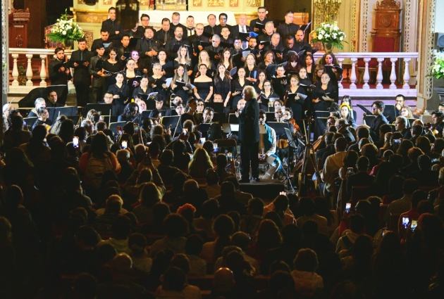Diemecke da Espectacular Concierto de Noche de Muertos en la Catedral de Morelia 