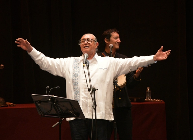Gabino Palomares le canta al amor y a la izquierda mexicana, en el Melchor Ocampo 