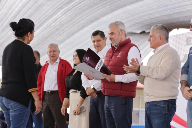 Ramírez Bedolla continúa con entrega de escrituras a familias de Uruapan 