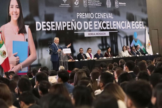 Ramírez Bedolla entrega reconocimientos del Premio Ceneval Desempeño de Excelencia EGEL